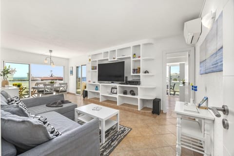 Communal lounge/ TV room, TV and multimedia, Living room, Seating area, air conditioner