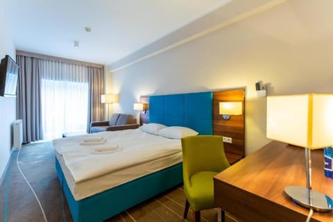 Bed, TV and multimedia, Photo of the whole room, Seating area, Bedroom
