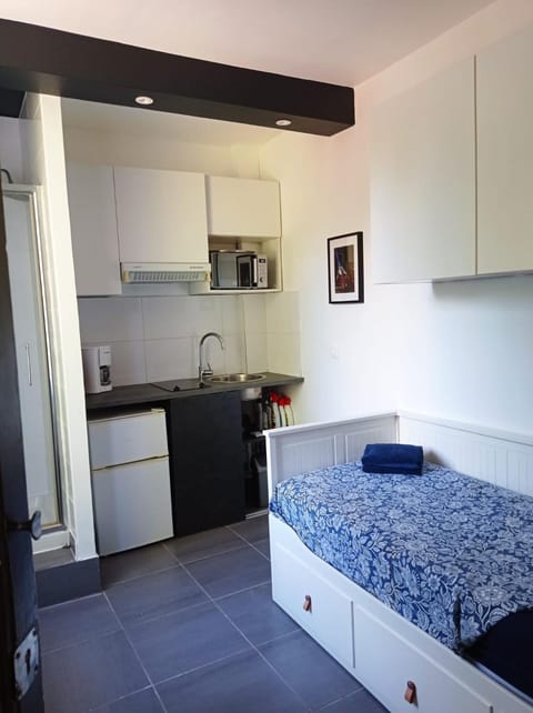 Bed, Photo of the whole room, oven, stove