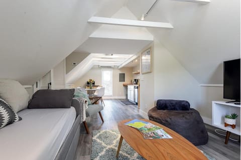 Modern Duplex Downtown AC Walkable House in Traverse City