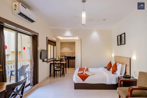 Bed, Dining area, Bedroom