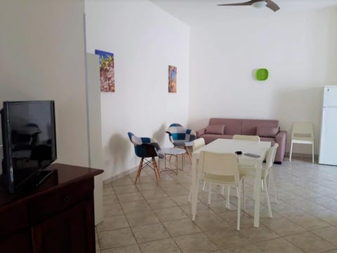 Communal lounge/ TV room, Living room, Dining area