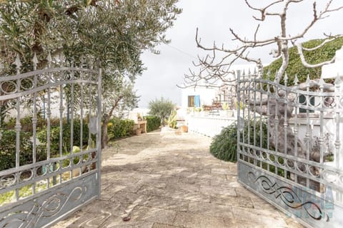 Facade/entrance, Spring, Day, Neighbourhood, Garden, Street view