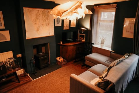 TV and multimedia, Living room, Decorative detail, Seating area, stove