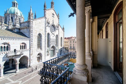 Nearby landmark, Neighbourhood, Balcony/Terrace