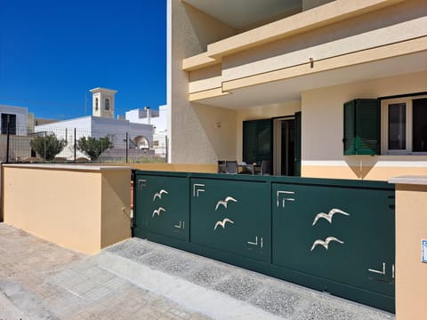 Facade/entrance, Balcony/Terrace