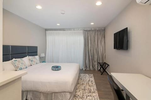 Bed, TV and multimedia, Bedroom