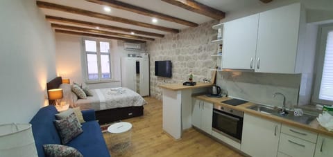 Bed, Kitchen or kitchenette