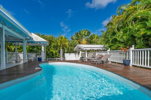 Property building, Garden, Garden view, Pool view, Swimming pool, sunbed