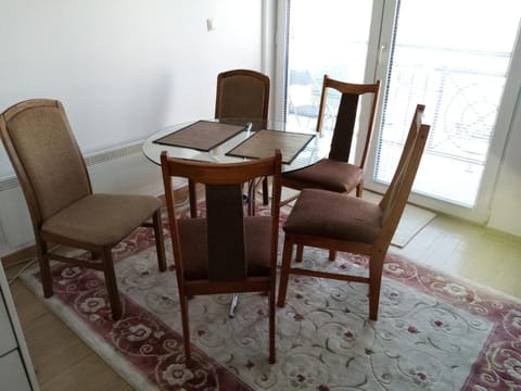 Seating area, Dining area