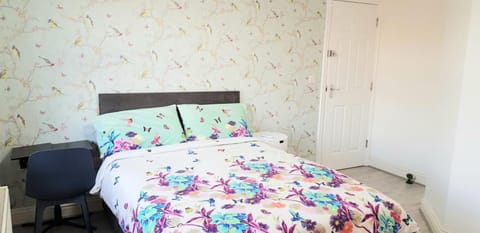 Relaxing En-suite Double Room Vacation rental in Derby