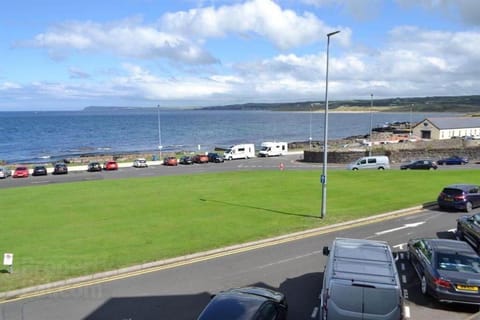 Causeway View perfect for large golf groups seafront central location, pet friendly, see dolphins House in Portrush