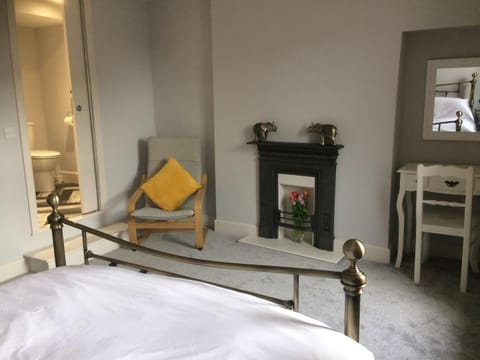 40 Newgate Barnard Castle -Central Location - Court Yard - Dog Friendly - Sleeps 7 - Wood Burner - Complimentary Logs & Wine - Smart TV House in Barnard Castle