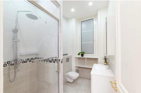 Shower, Toilet, Bathroom, Bath, bidet, towels