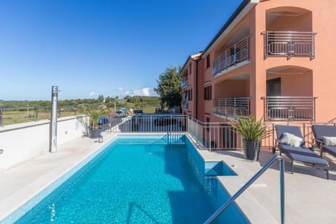 Property building, Garden, Balcony/Terrace, Swimming pool