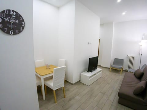 Communal lounge/ TV room, TV and multimedia, Living room, Seating area, Evening entertainment