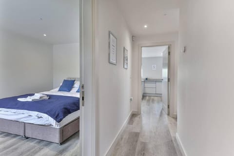 Newly Renovated 3 bed 2 bath Apartment & Parking Apartment in Sheffield