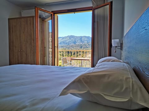 Bed, Photo of the whole room, Bedroom, Mountain view