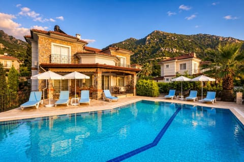 Property building, Patio, Nearby landmark, Day, Natural landscape, Mountain view, Pool view, Swimming pool, sunbed