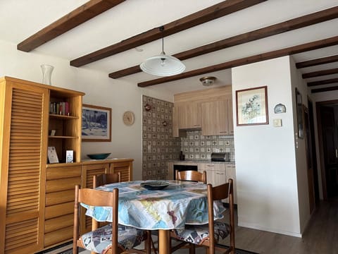 Kitchen or kitchenette, Seating area, Dining area