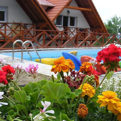 Property building, Garden, Swimming pool
