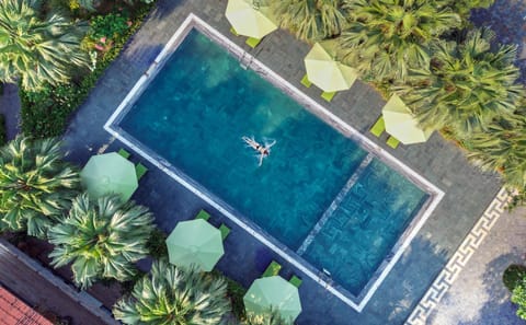 Swimming pool, sunbed