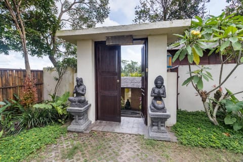 Facade/entrance, Natural landscape, Garden, Garden view