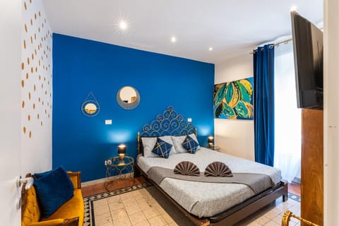 Bed, TV and multimedia, Photo of the whole room, Bedroom