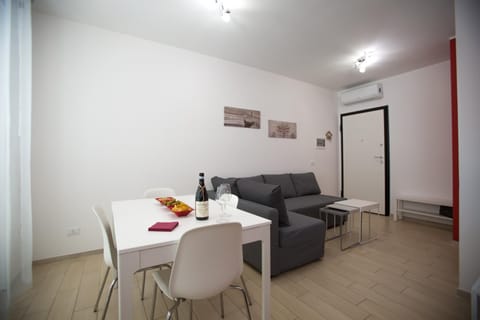 TV and multimedia, Living room, Seating area, Dining area, air conditioner