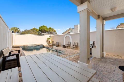 Patio, Day, Natural landscape, BBQ facilities, View (from property/room), Balcony/Terrace, Pool view, Swimming pool, sunbed