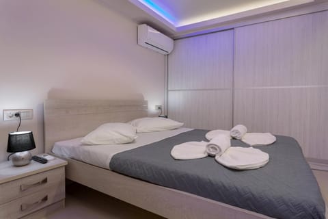 Bed, Bedroom, towels, air conditioner