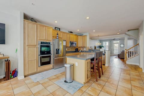 Sunset Island - 3 Canal Side Mews House in Ocean City