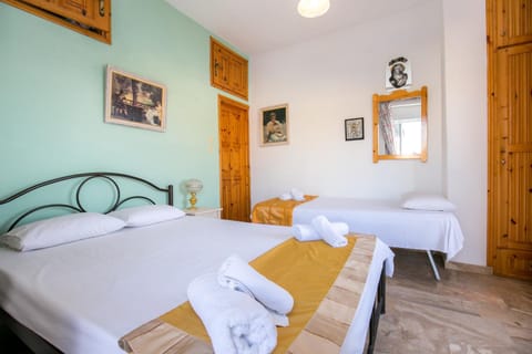 Staff, Facade/entrance, Bed, Decorative detail, Area and facilities, Family