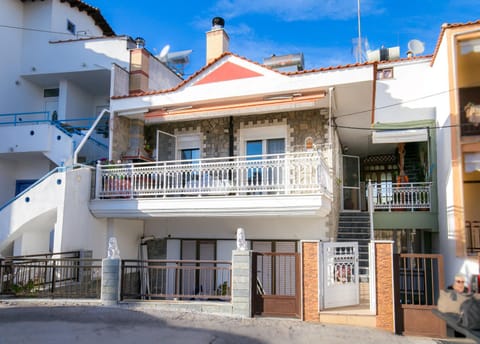 Property building, Facade/entrance, Spring, Off site, Summer, Other, Autumn, Area and facilities, Location