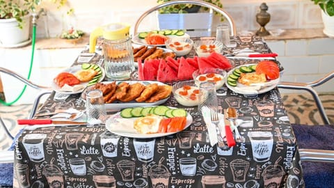 Food and drinks, Food, Breakfast, Continental breakfast, Buffet breakfast, Drinks