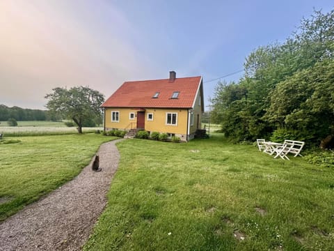 Property building, Spring, Day, Natural landscape, Garden, Garden view