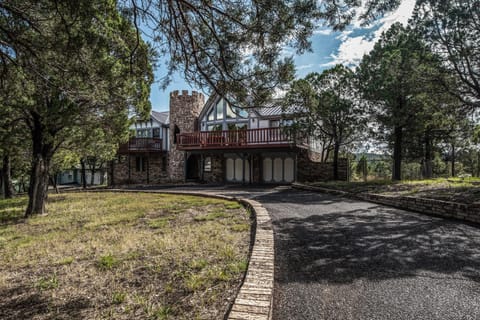 Property building, Facade/entrance, Natural landscape, Garden, Balcony/Terrace, Parking