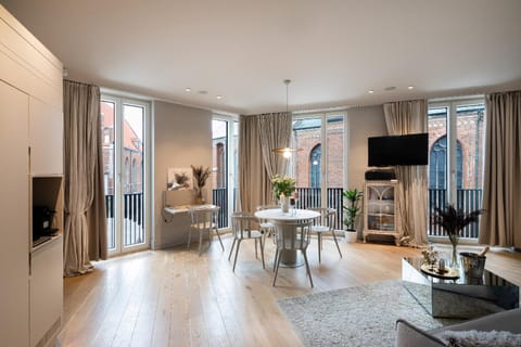Communal lounge/ TV room, TV and multimedia, Living room, Seating area, Dining area