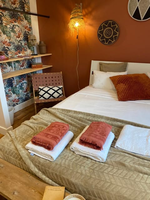 Bed, towels