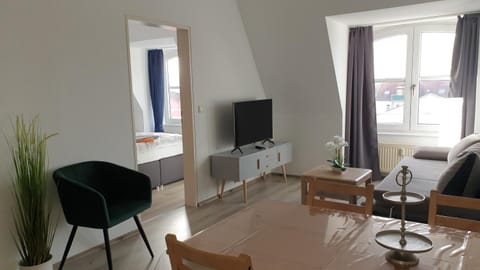 Communal lounge/ TV room, TV and multimedia, Living room, Seating area, Dining area