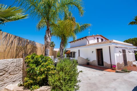Property building, Day, Garden, Garden view