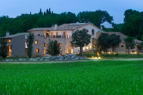 Property building, Facade/entrance, Day, Natural landscape, Garden, Garden view