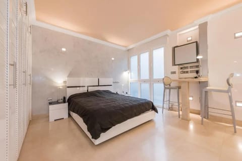 Bed, TV and multimedia, Bedroom