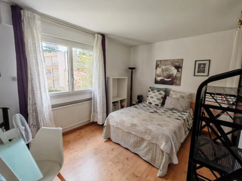 Photo of the whole room, Bedroom
