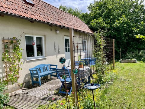 Property building, Patio, Day, Garden, Dining area