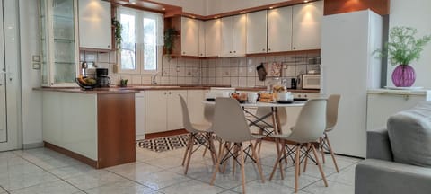 Kitchen or kitchenette, Dining area