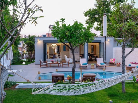 Property building, Patio, Day, Garden, Balcony/Terrace, Garden view, Swimming pool