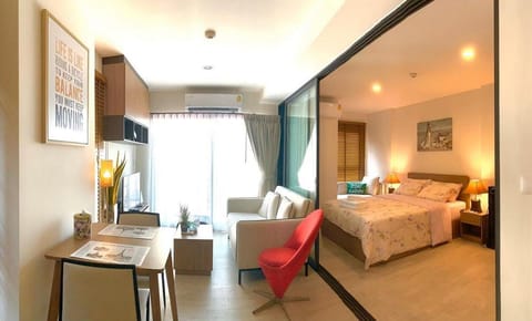 Bed, TV and multimedia, Living room, Photo of the whole room, Seating area, Bedroom, hair dresser