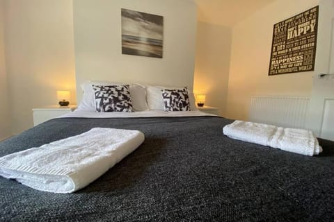 Bedroom, towels