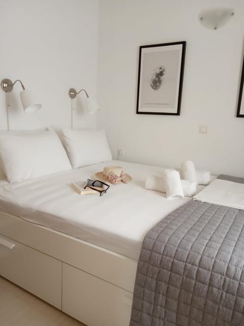 Property building, Bed, Bedroom